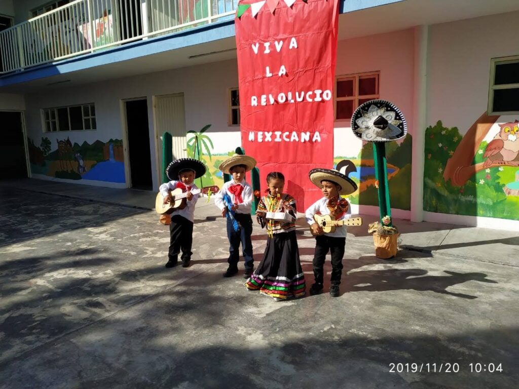 Alumnos del Colegio Santa Cruz durante una actividad cultural